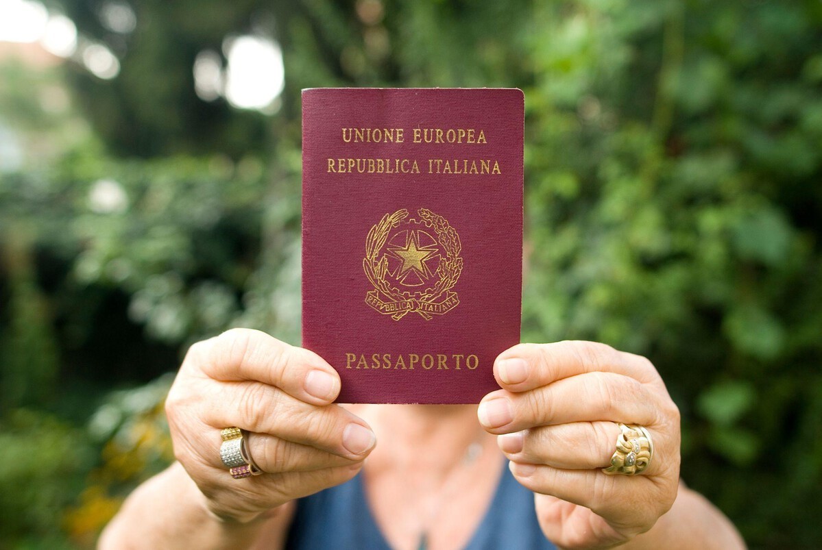 Mulher segurado passaporte italiano. Documentação para cidadania italiana: como erros podem travar seu processo
