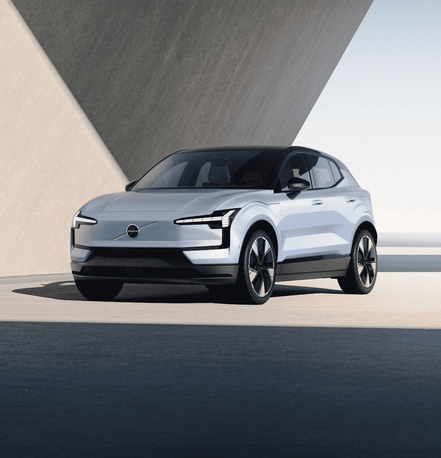 Carro elétrico BYD Dolphin prata e preto, representando mobilidade sustentável e tecnologia acessível por meio do consórcio Klubi