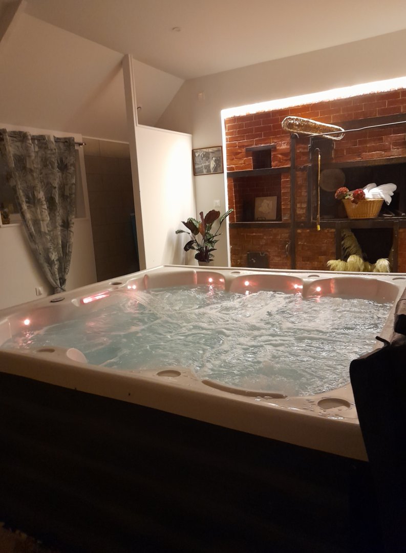 jacuzzi spa intérieur du gîte la bignone avec lumières la bignone en cotentin