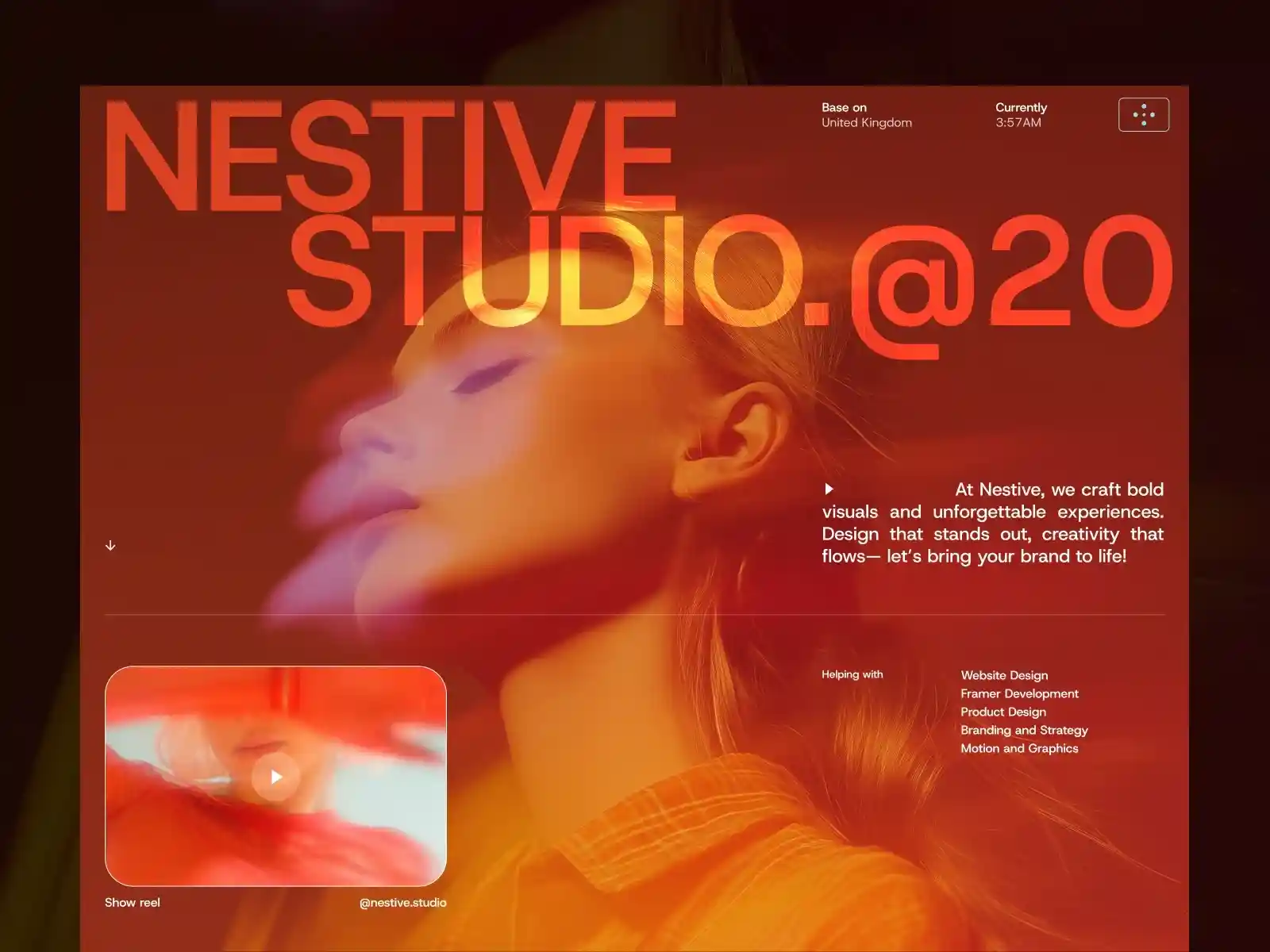 Application mobile bancaire avec interface utilisateur sombre et moderne.