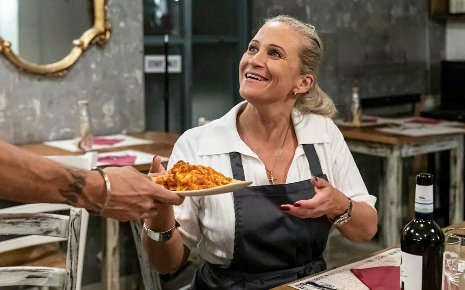 罗马的Trastevere意大利面制作课程，参与者正在揉面团。