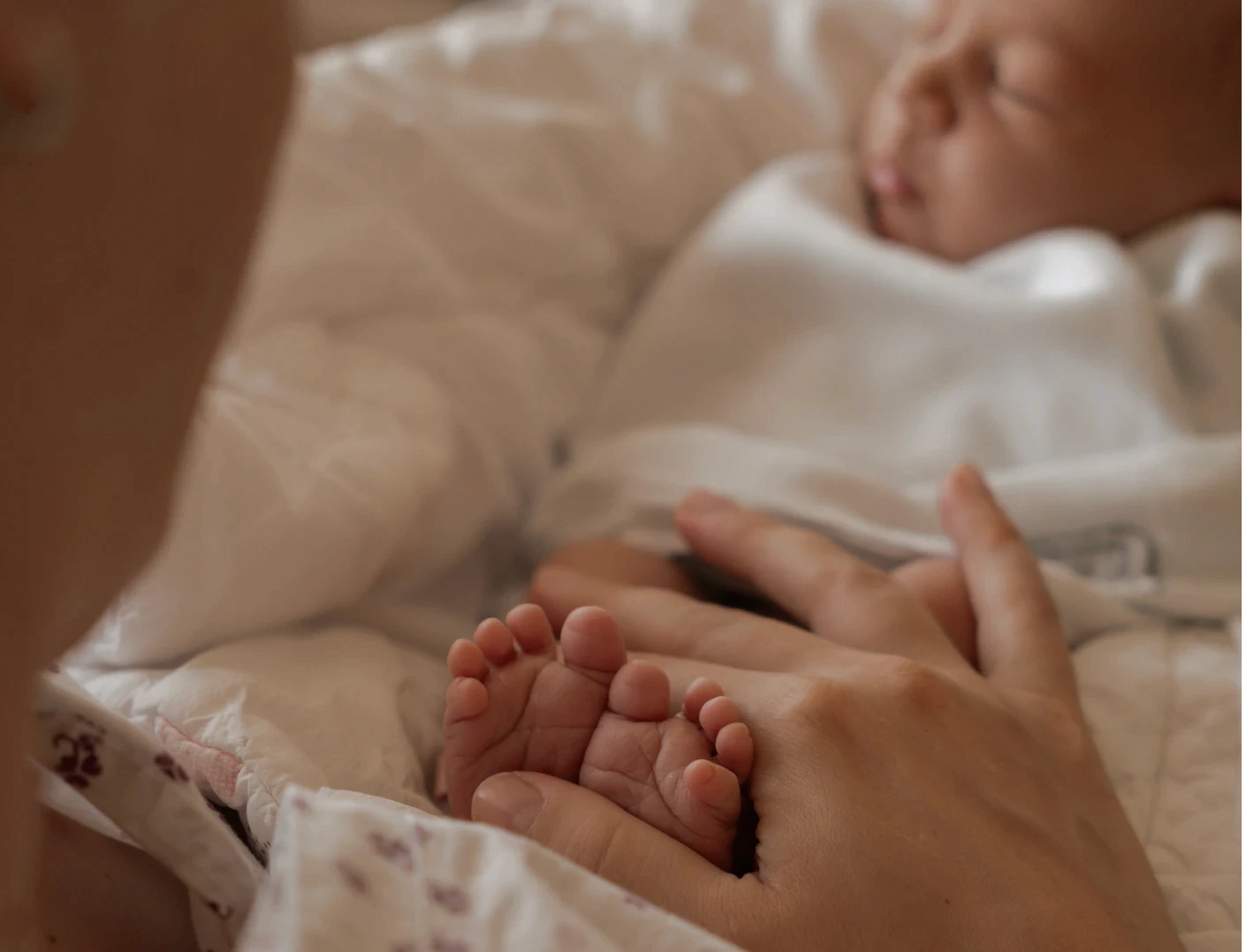 Detail nožiček novorozence v postýlce