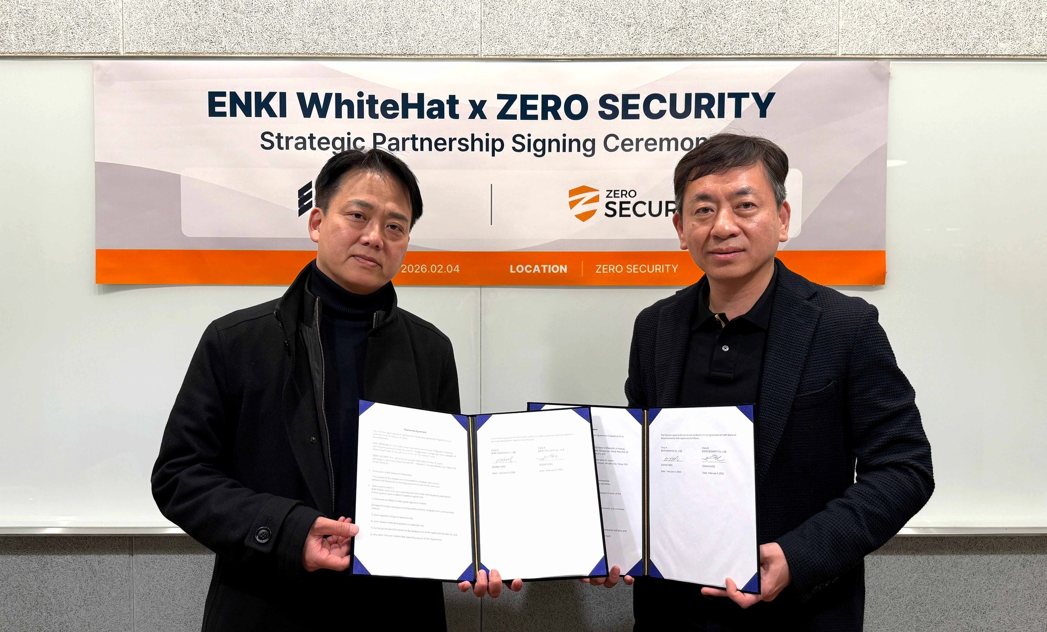 (사진설명: 엔키화이트햇 이성권 대표(우)와 제로시큐리티 임익현 대표(좌)가 2월 4일 일본 도쿄 제로시큐리티 본사에서 기념 촬영을 하고 있다, (사진=엔키화이트햇))