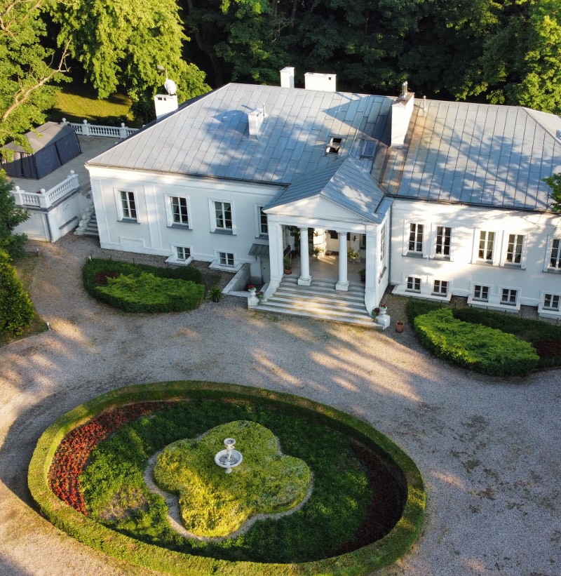 Amelia photographing