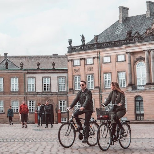 שני אנשים על אופניים בכיכר אמאליינבורג