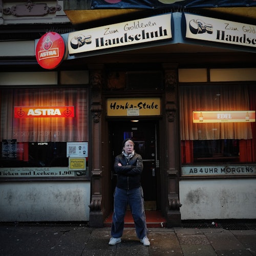 Tour guide in front of the Golden Glove, Honka-Stube