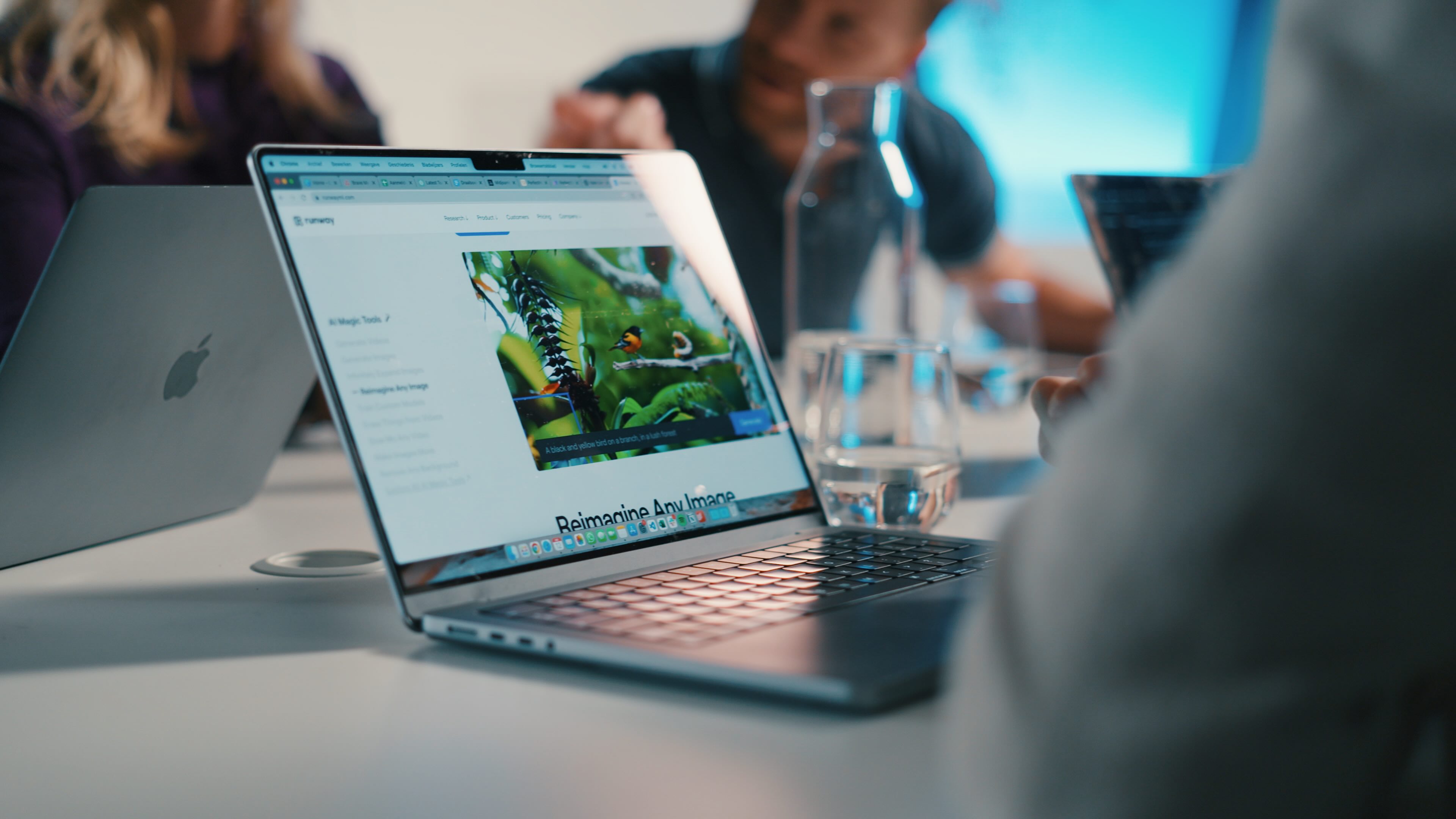 Laptop met maatwerk AI-dashboard gebouwd door MSTR voor data-gedreven bedrijfsprocessen