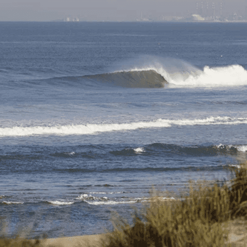 Waves on a beach – surfboard rental in porto