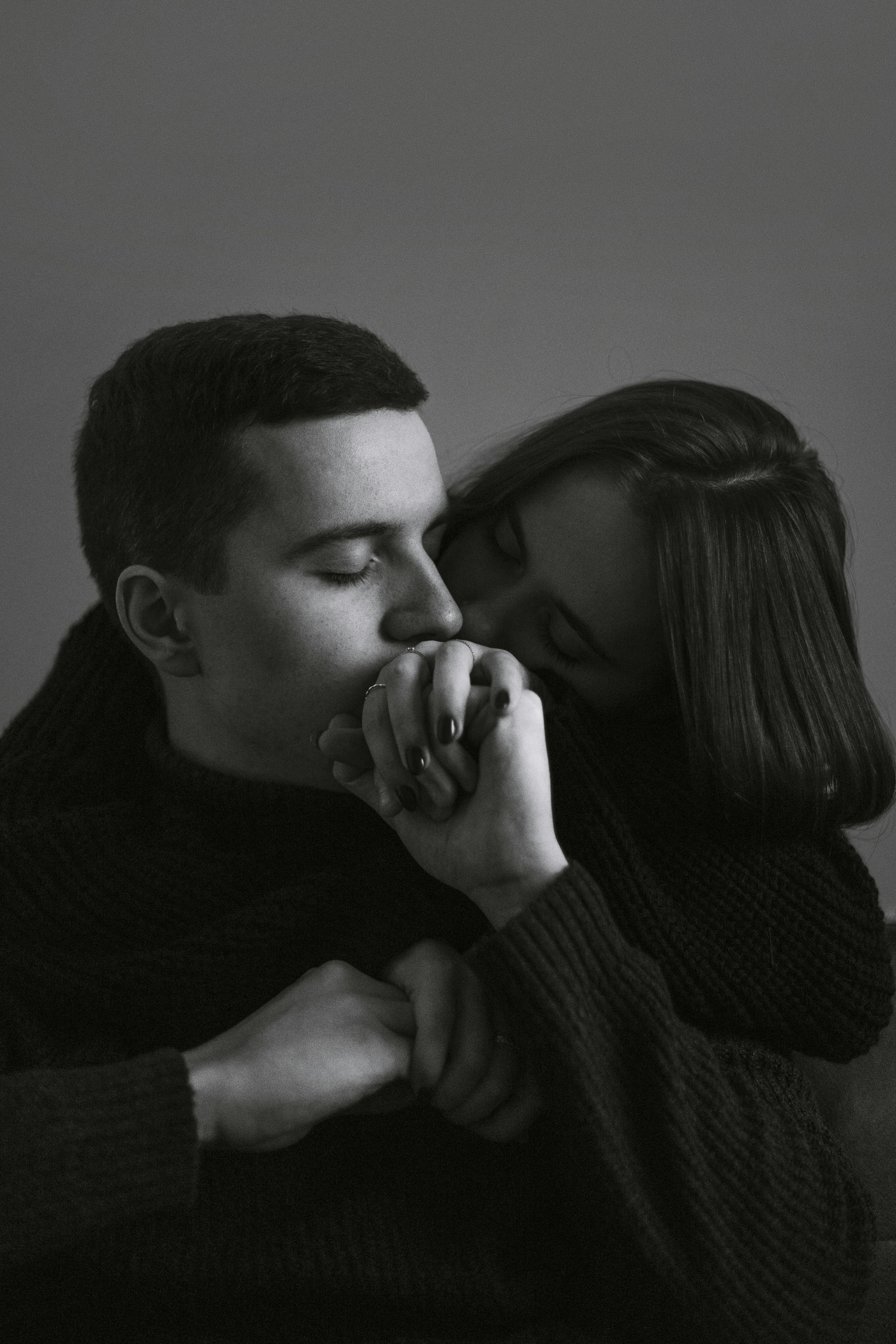 girlfriend kissing her boyfriend in the back