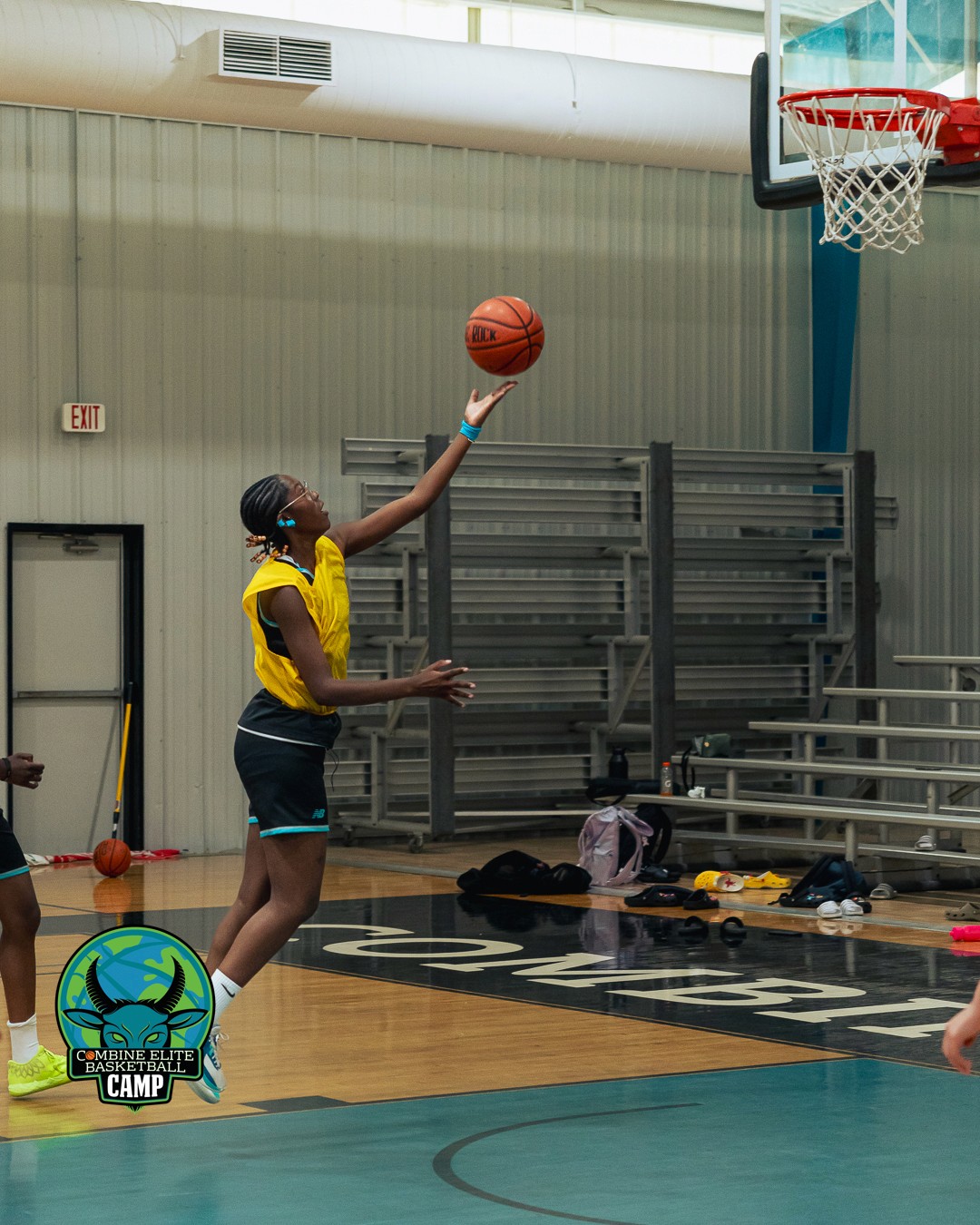 Une joueuse qui lay up. 