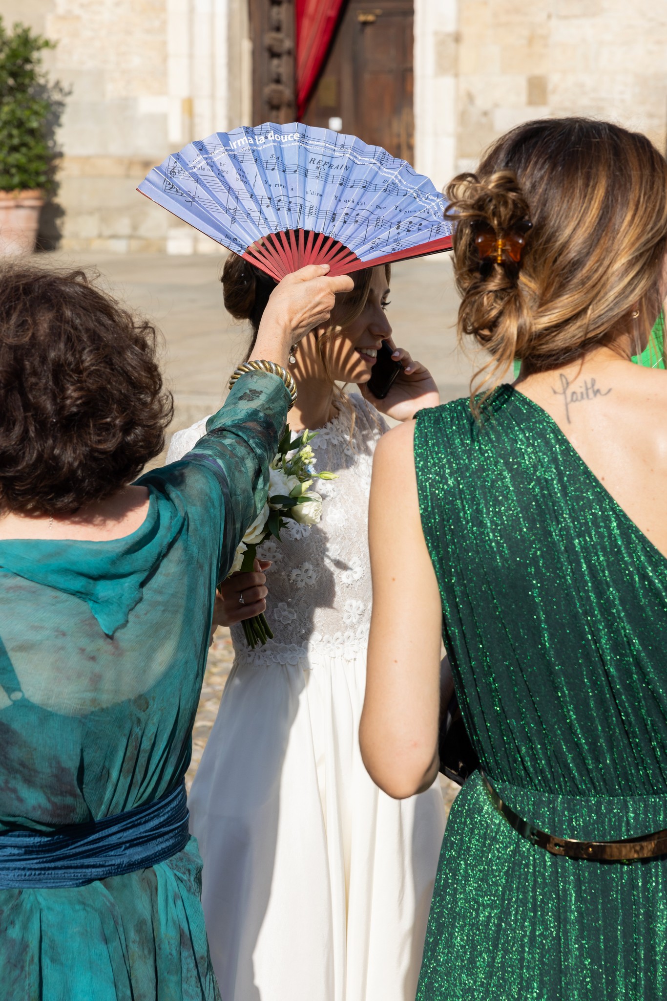 Invitati con ventagli colorati durante il ricevimento di matrimonio a Villa Peroni Riva, momento leggero tra gli ospiti