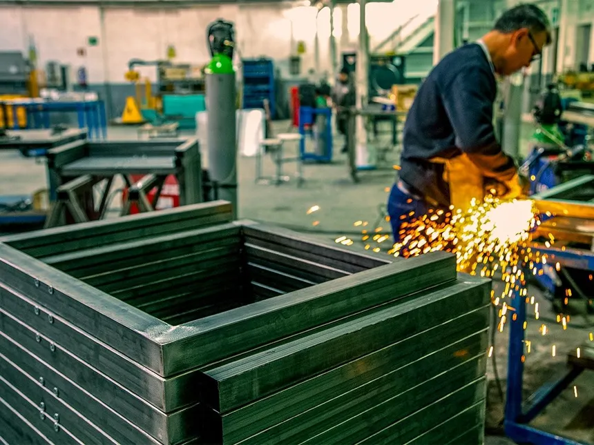 soldador en ondustria de soldadura metálica