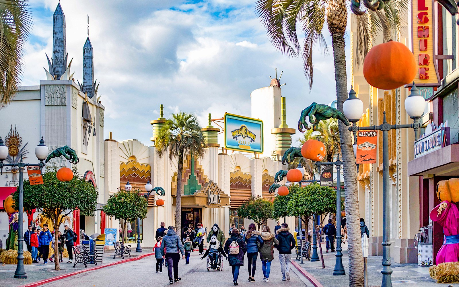 Entrada da Hollywood Boulevard no Parque Warner, com arquitetura inspirada em filmes e decorações de Halloween.