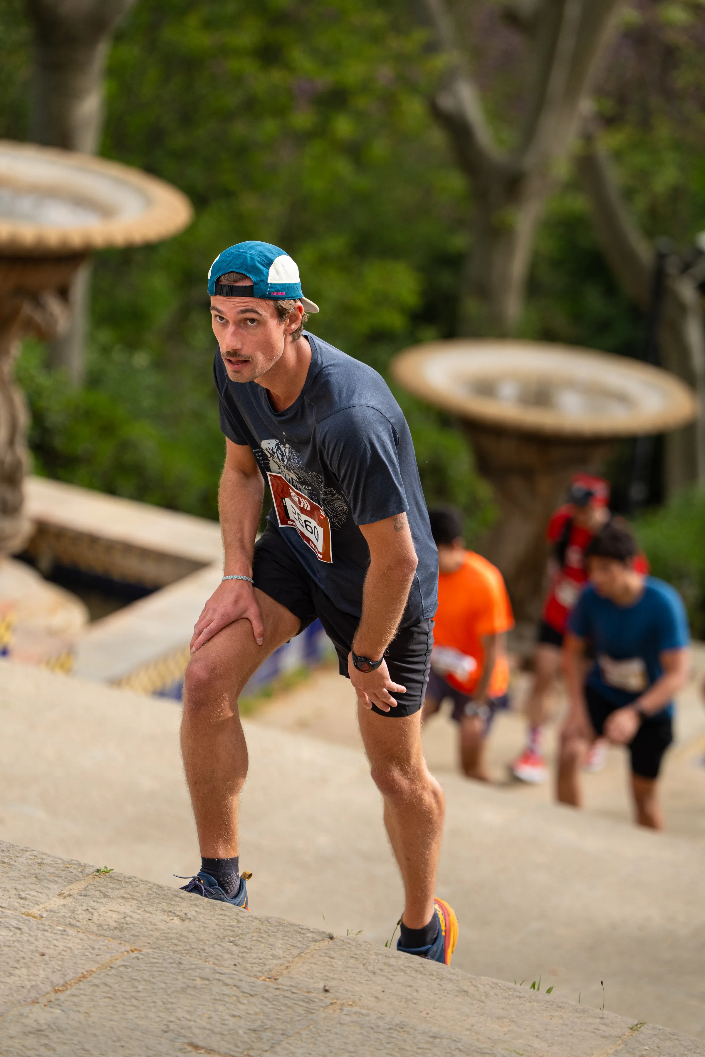 Corredor superando desnivel en la Salomon Run Barcelona 2026, Anella Olímpica Montjuïc
