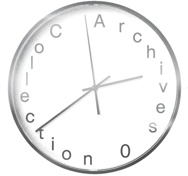 Horloge murale en métal gris vue de près, montrant un reflet circulaire et une surface légèrement brossée.