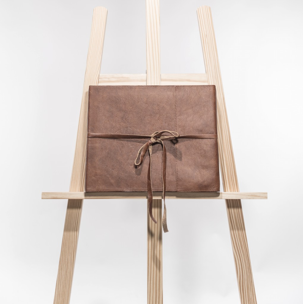 Leather-bound Fine Art album tied in silence — the texture of time, sealed in patience. Album Fine Art relié de cuir et noué dans le silence — la texture du temps, scellée dans la patience.