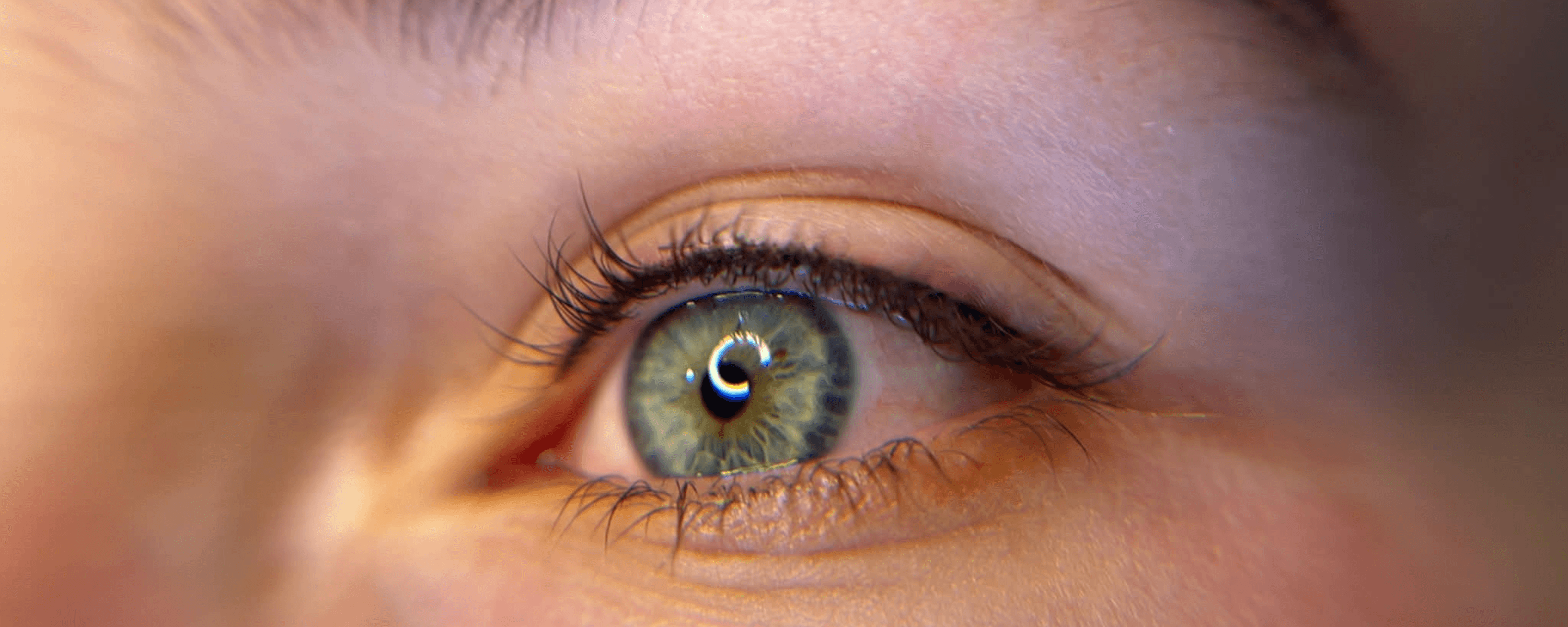 Kunde som får utført permanent makeup på bryn