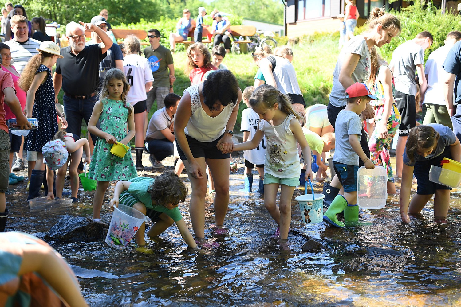 Kinder im Bach beim Edelstein suchen