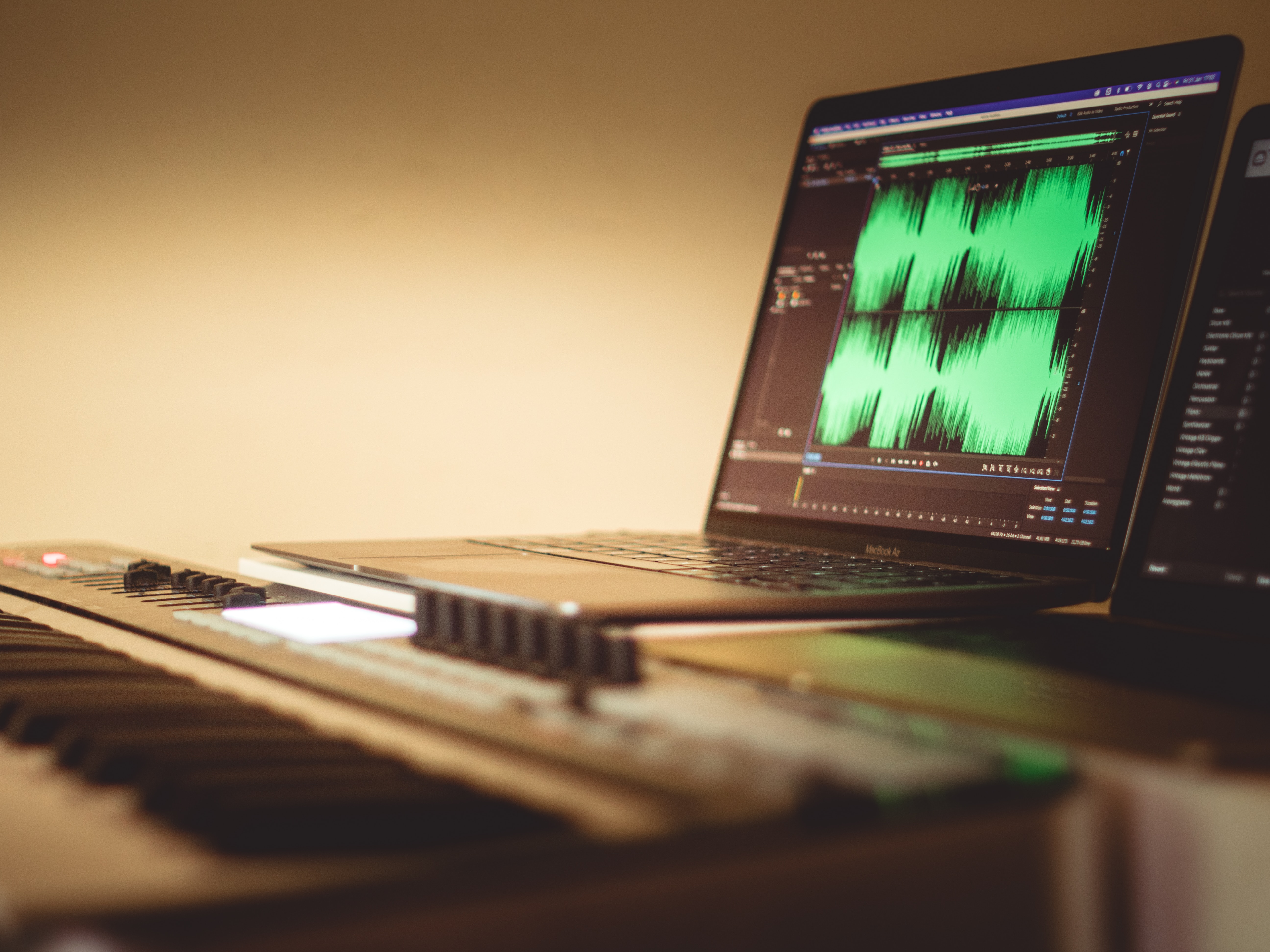 voice pitch on a computer screen - Boomy AI vs Musicfy 