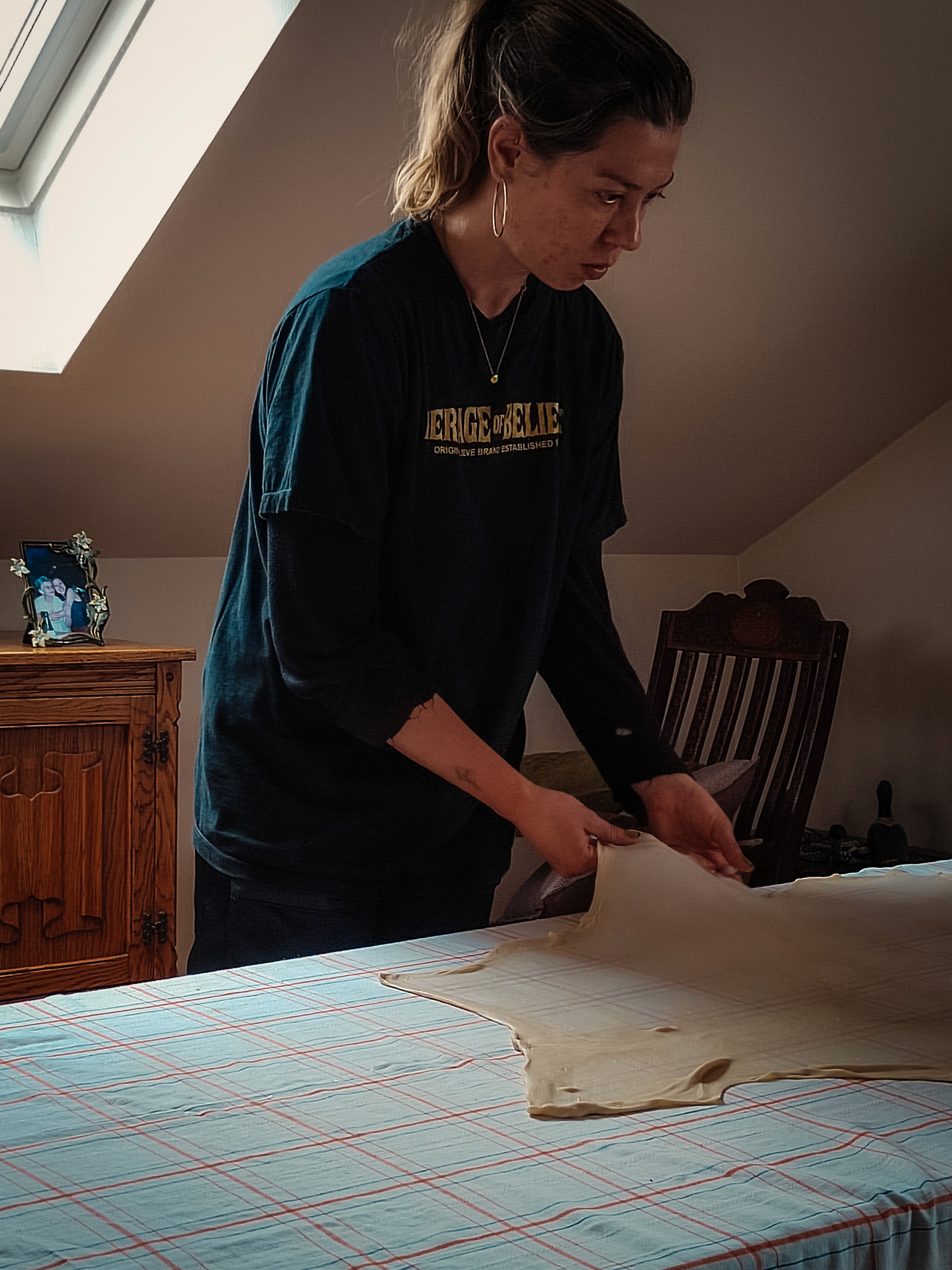 Bosnischer Kochkurs: Frau stretcht den Pitateig