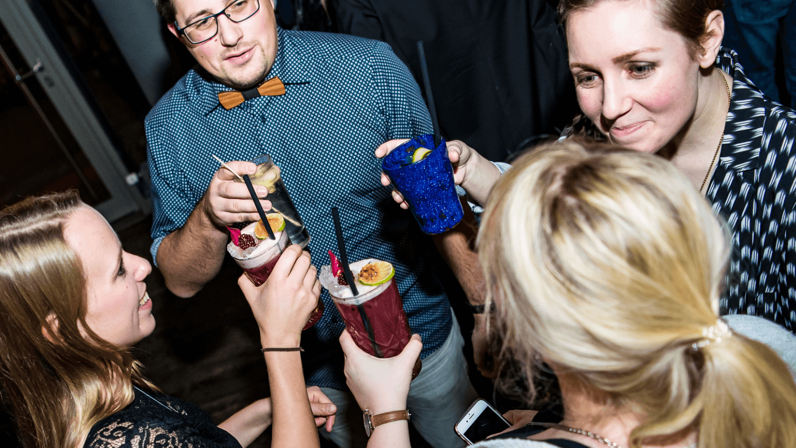 Mitarbeitende stoßen beim SAPOORI Team-Event in Frankfurt an – Wertschätzung, Teamerfolg und positive Unternehmenskultur.