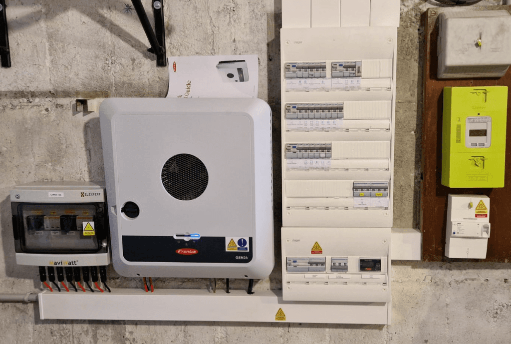 Photo d'un toit d’un onduleur Fronius à Saint-Ismier en France équipée de panneaux photovoltaïques dont l'installation a été faite par Solarock.