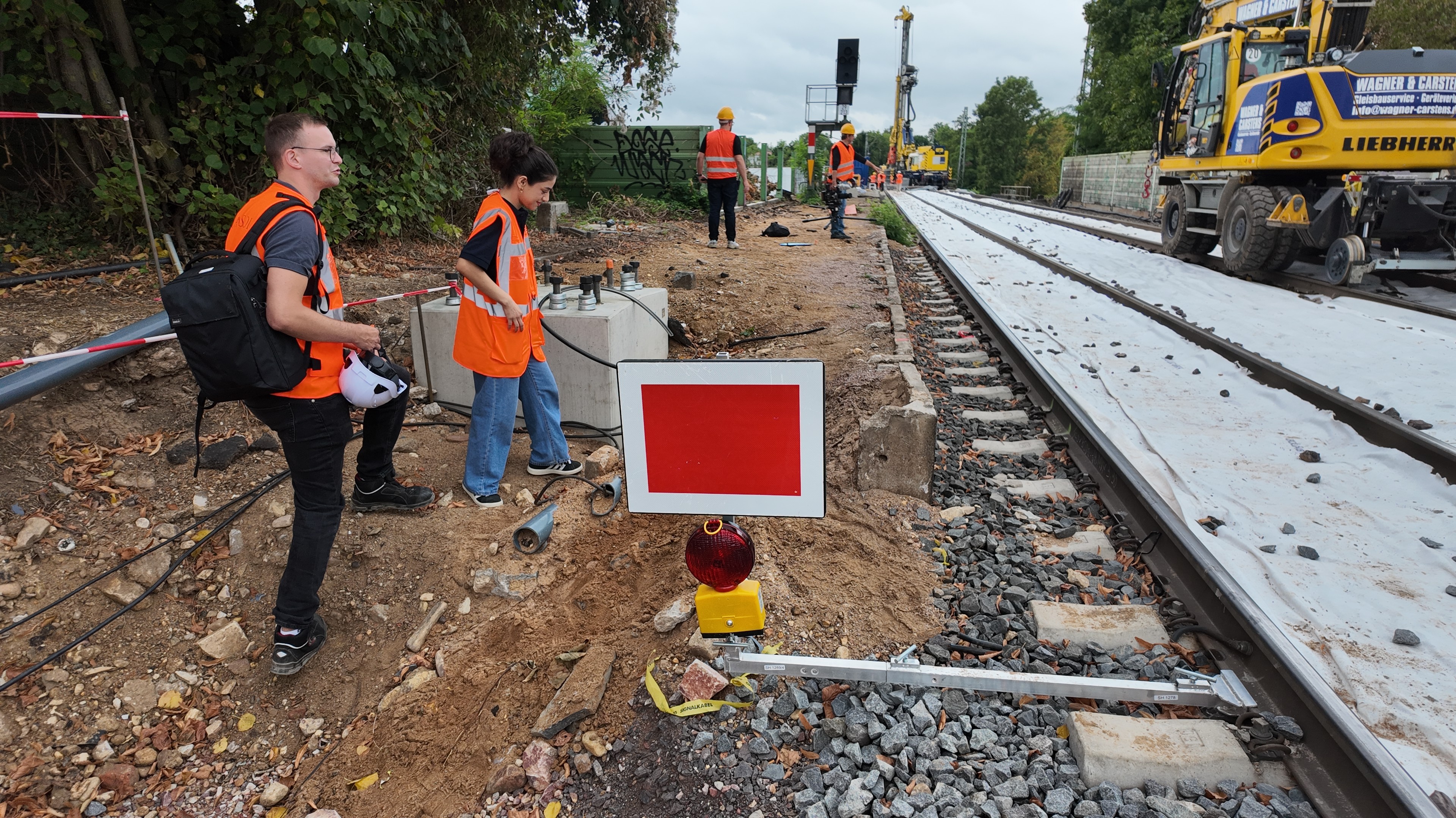 Bahnstrecke zu einer modernen Brücke
