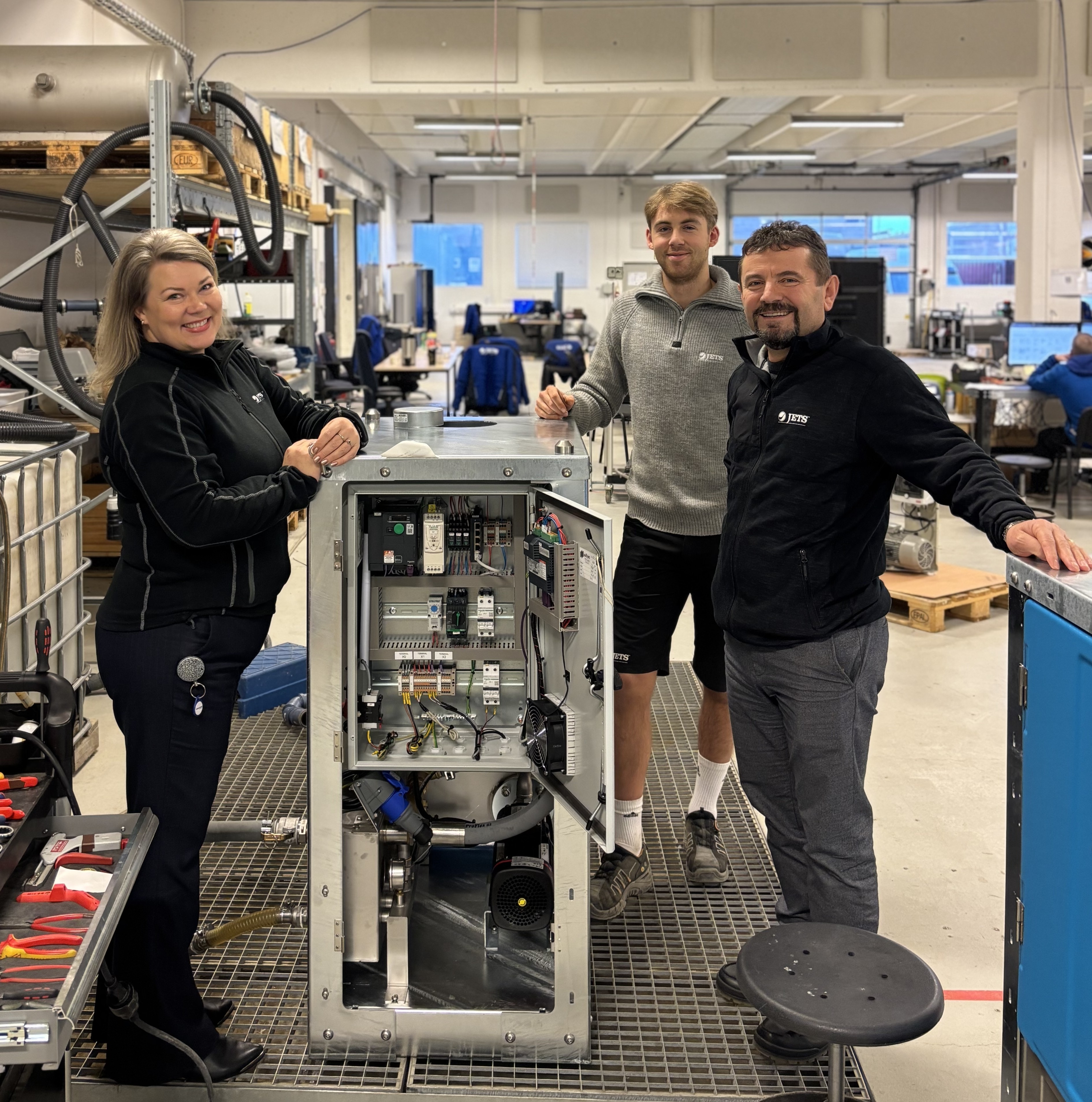 JETS-ansatte foran et produkt fra Sykklven Stål