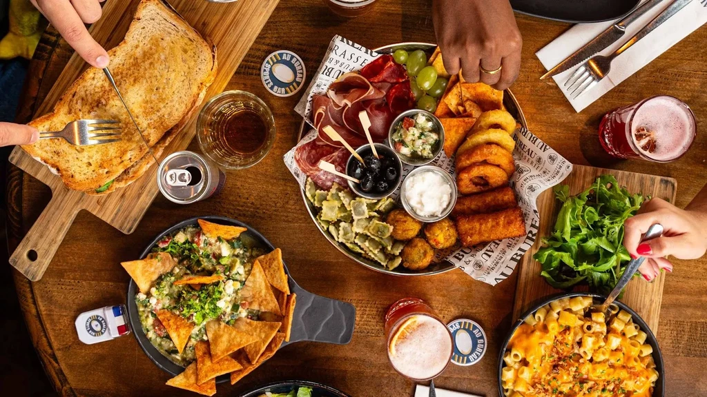 plats de la brasserie au bureau