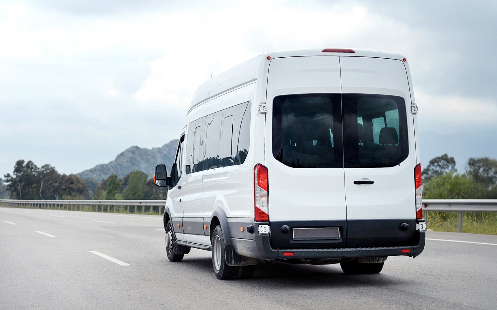 Bus on highway for Da Nang to Ba Na Hills transfer.
