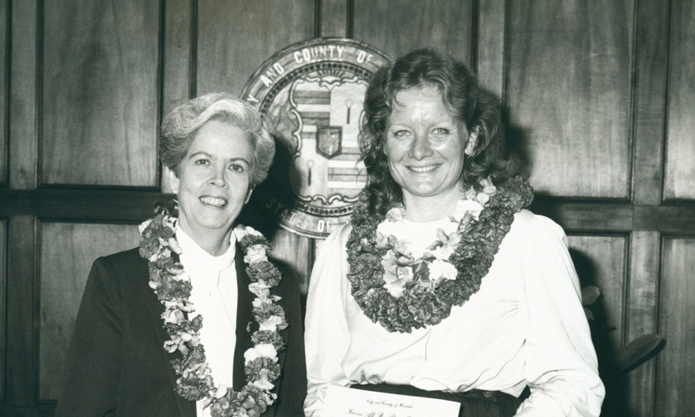 Honolulu Mayor Eileen Anderson presents proclamation to Architect Spencer Leineweber. Photo by Tom Hisamura courtesy of University of Hawaii-Manoa Library.