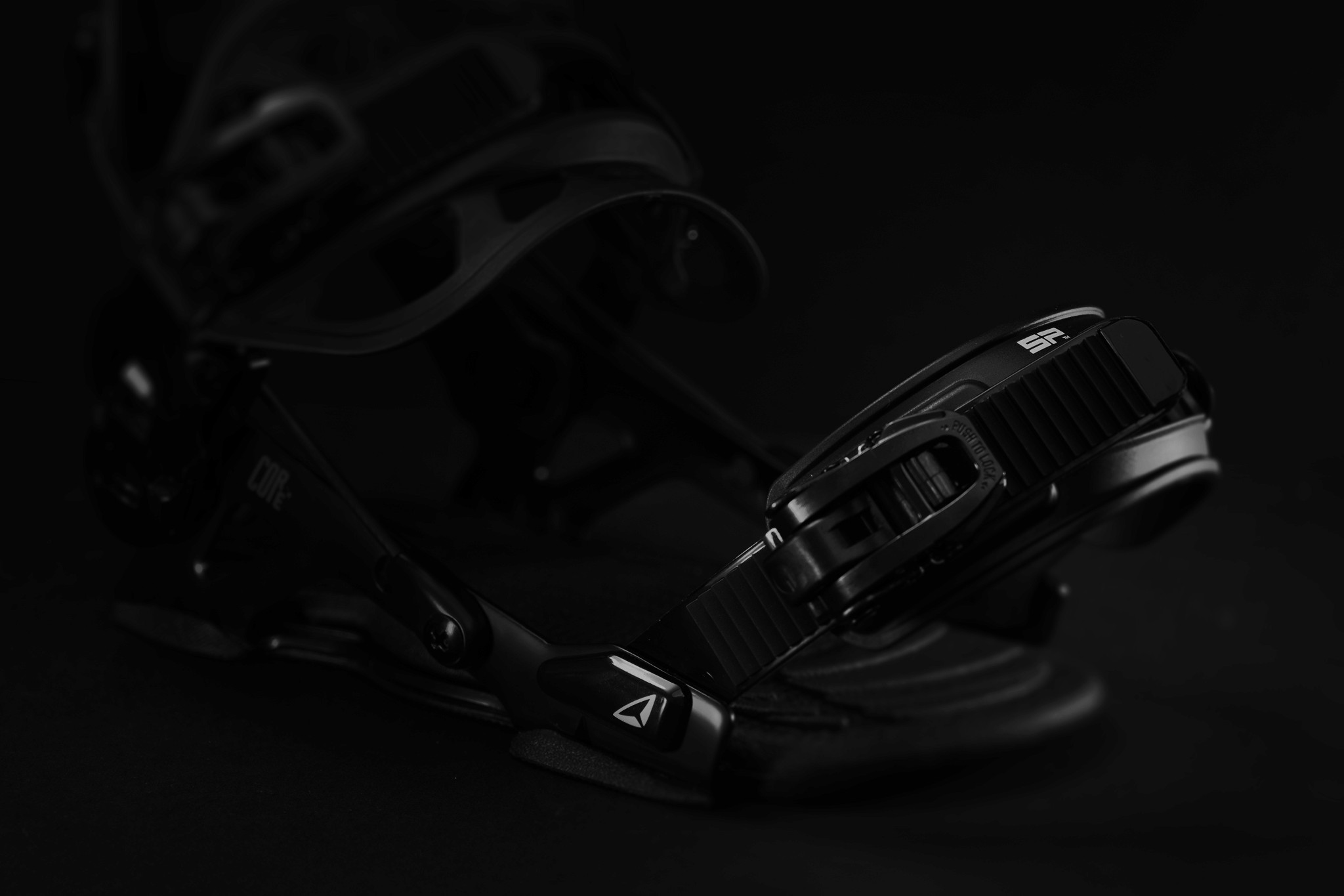 Schwarze Snowboard-Bindung von SP Bindings