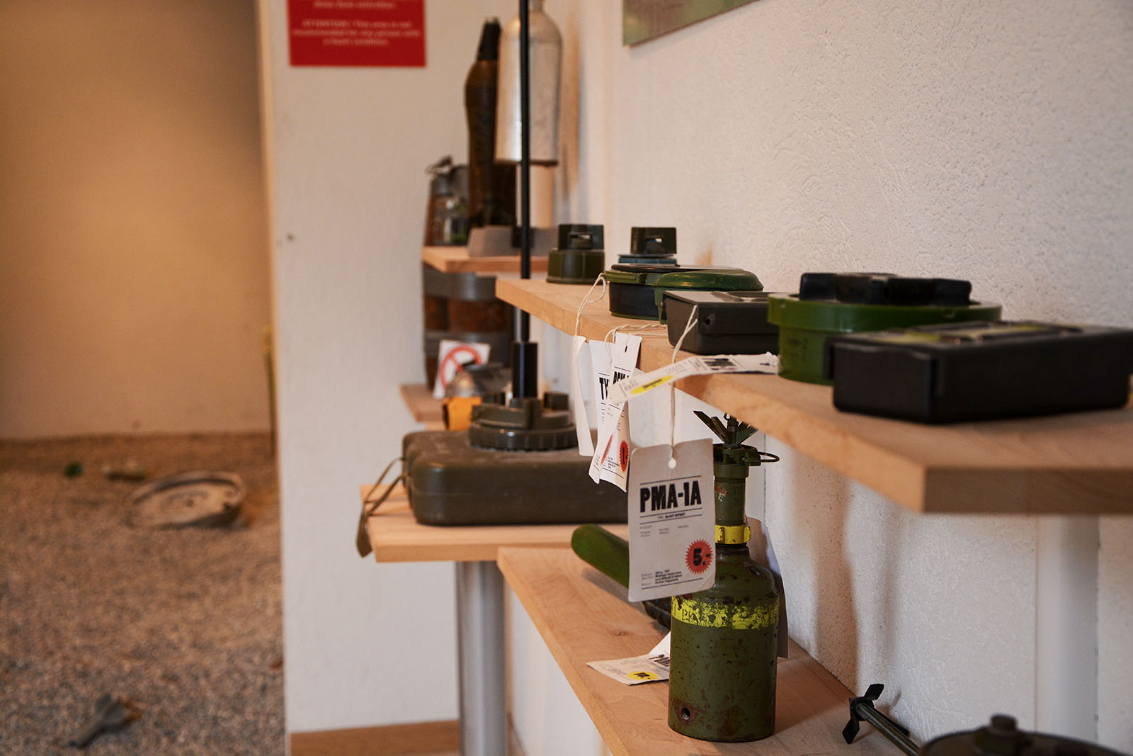 Vue d'une partie de l'exposition avec différentes mines présentées.