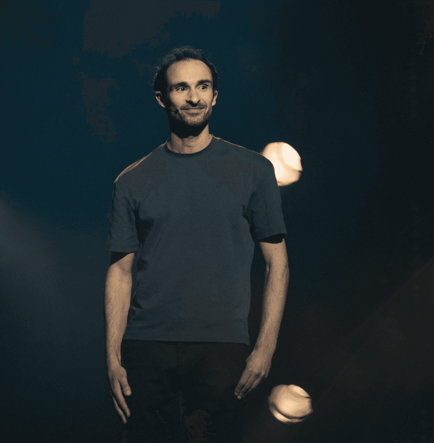 Alban et sur scene il fait du stand up