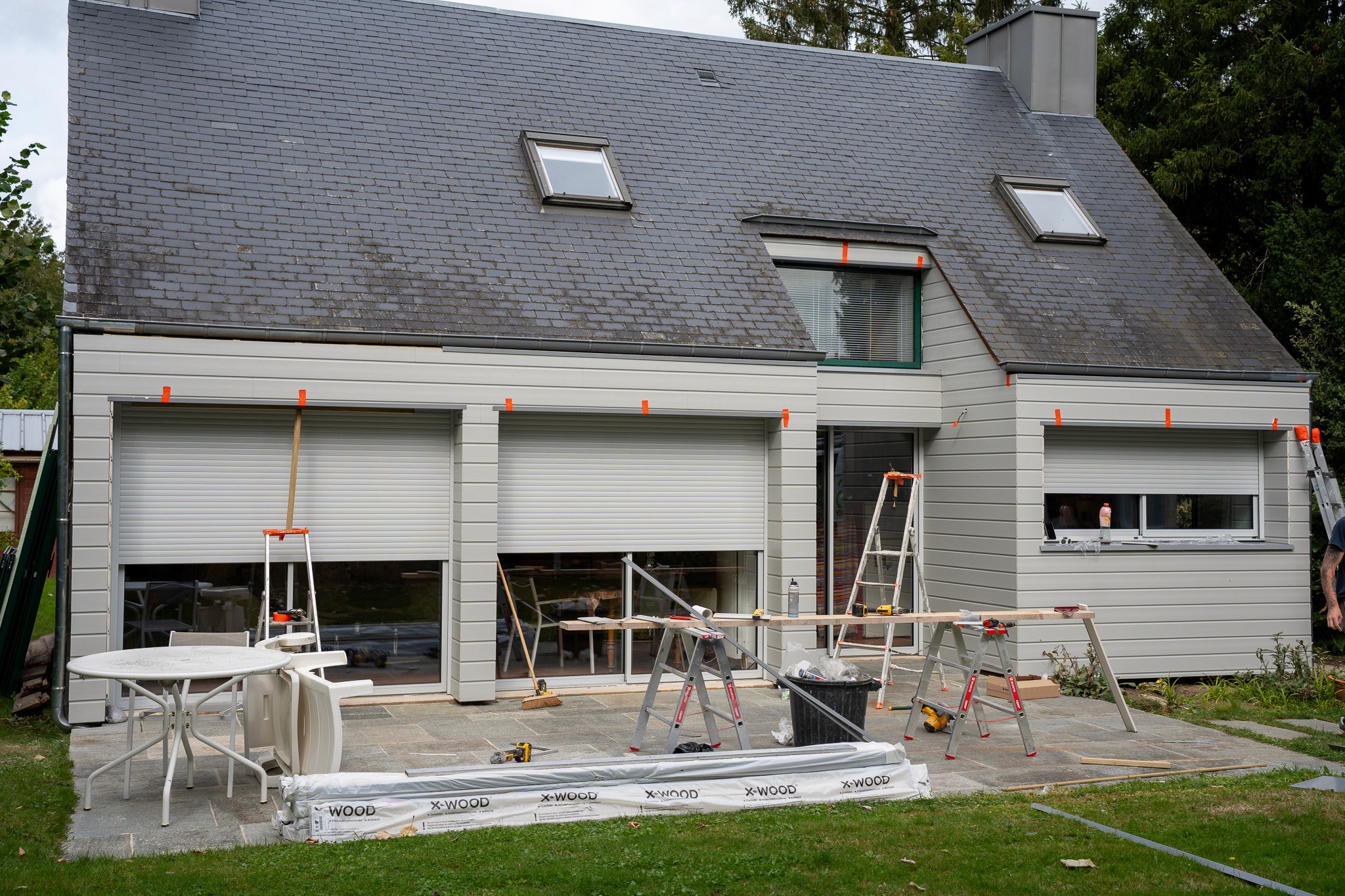 Maison en cours d'isolation thermique par l'extérieur (ITE) avec pose d'un bardage bois clair à Plerguer