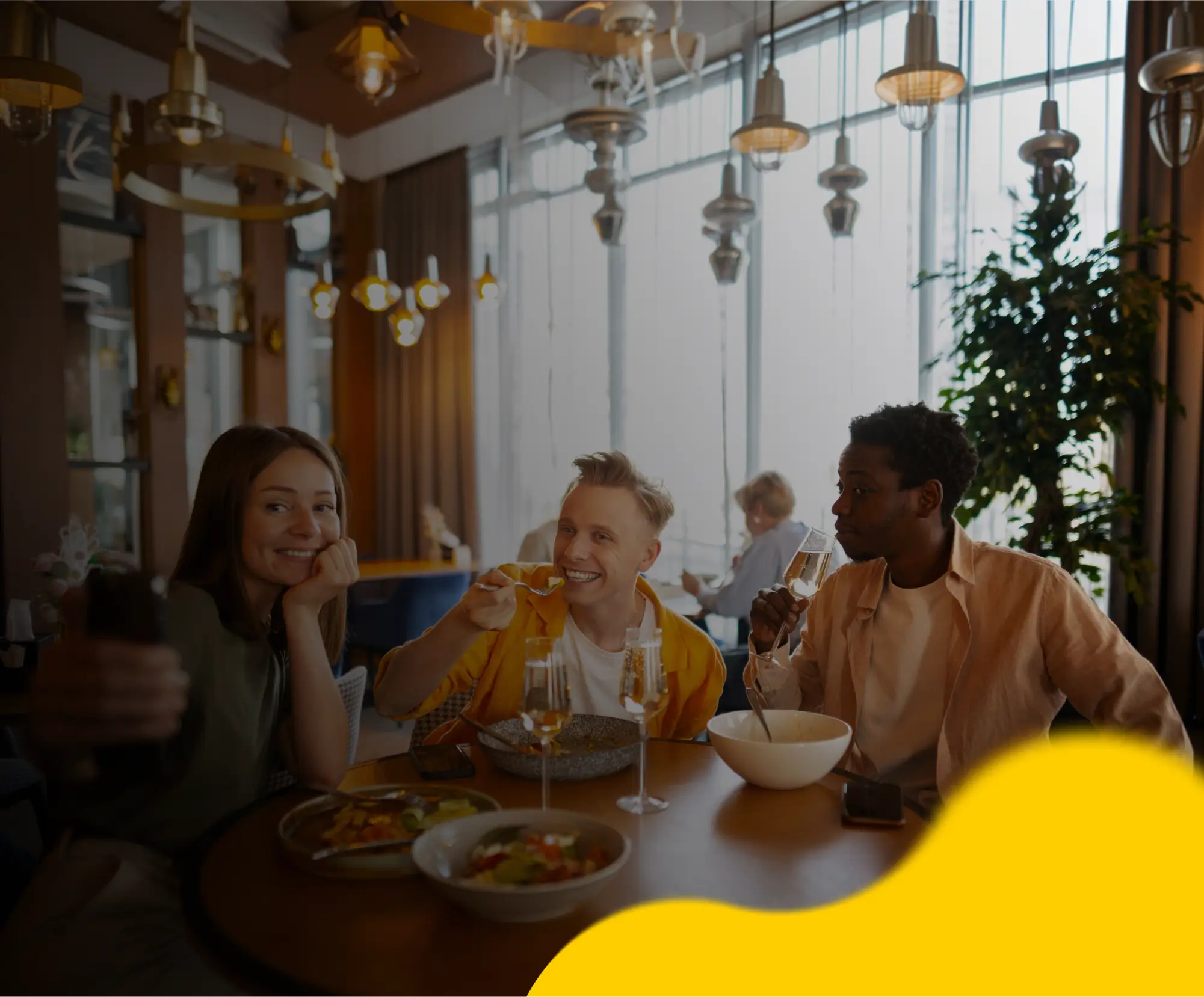 Amigos tirando uma foto em um restaurante