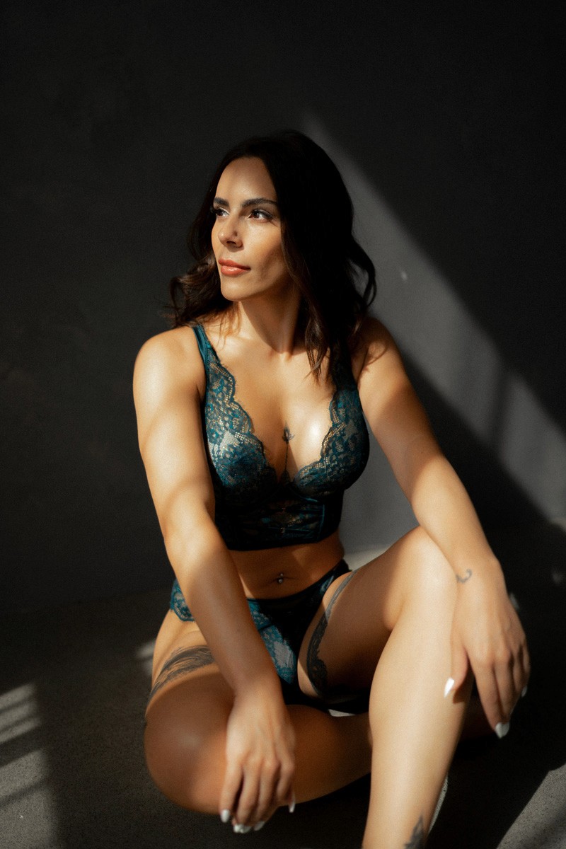 Sensual boudoir photography by Ramona, highlighting self-love in Solothurn.