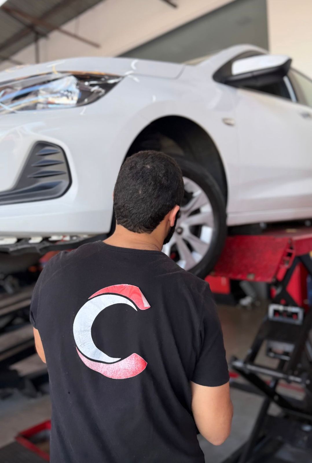 Colaborador fazendo a manutenção Conci Centro Automotivo