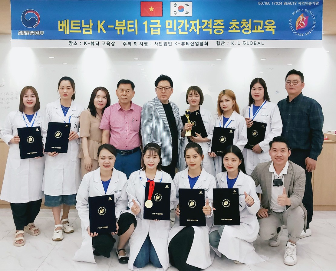 an abstract image of blue and red lines