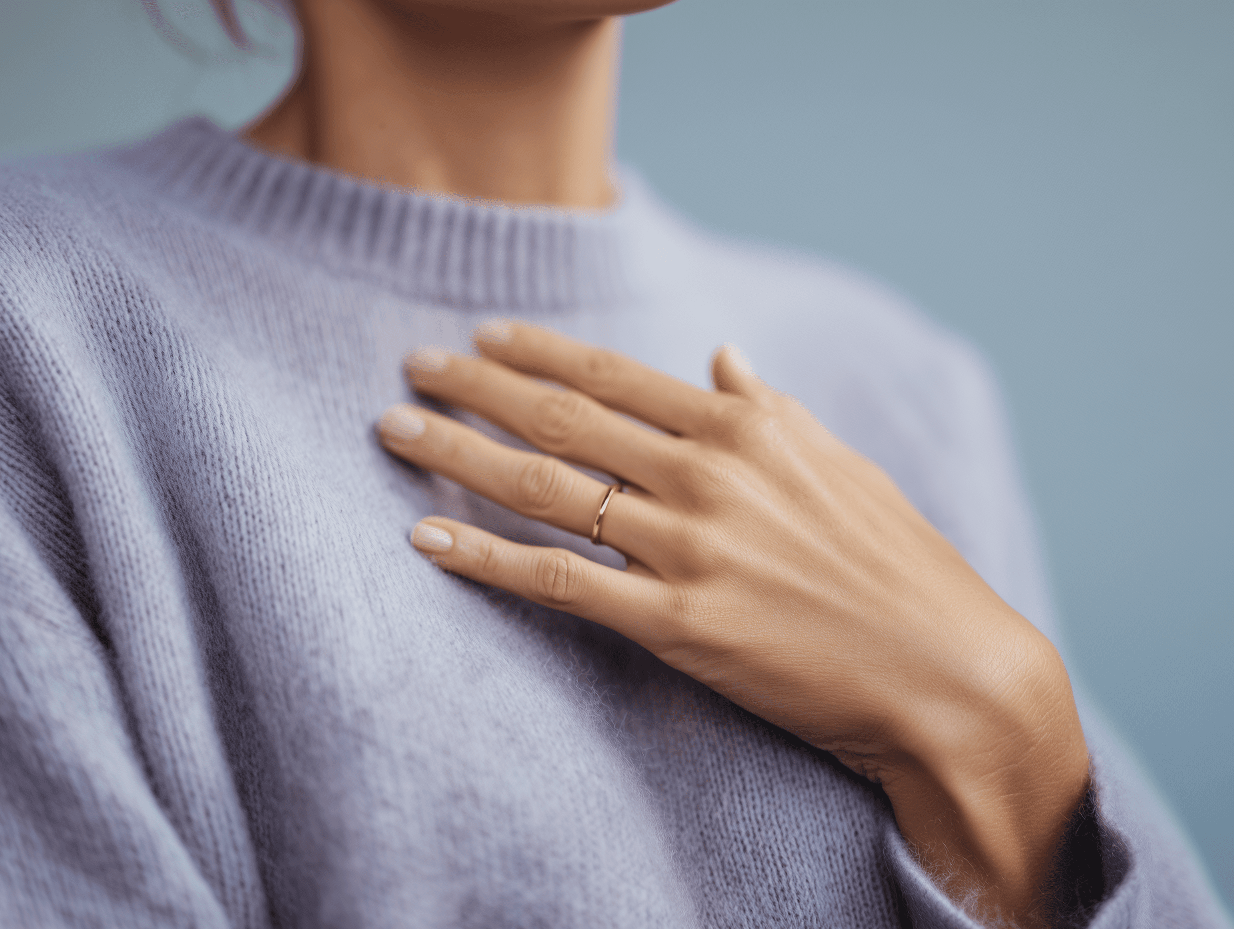 Hand op de borst in een zelfkalmerend gebaar.