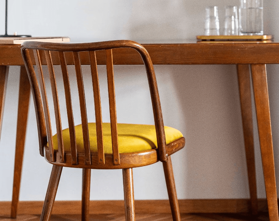 Drewniane biurko i krzesło w apartamencie Villa Stara Apteka w Srebrnej Górze