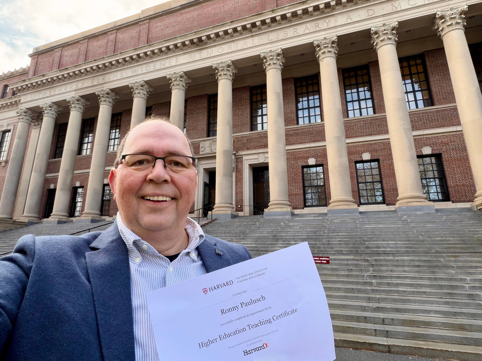 Ronny Paulusch mit dem Higher Education Teaching Certificate vor der Widener Library in Harvard