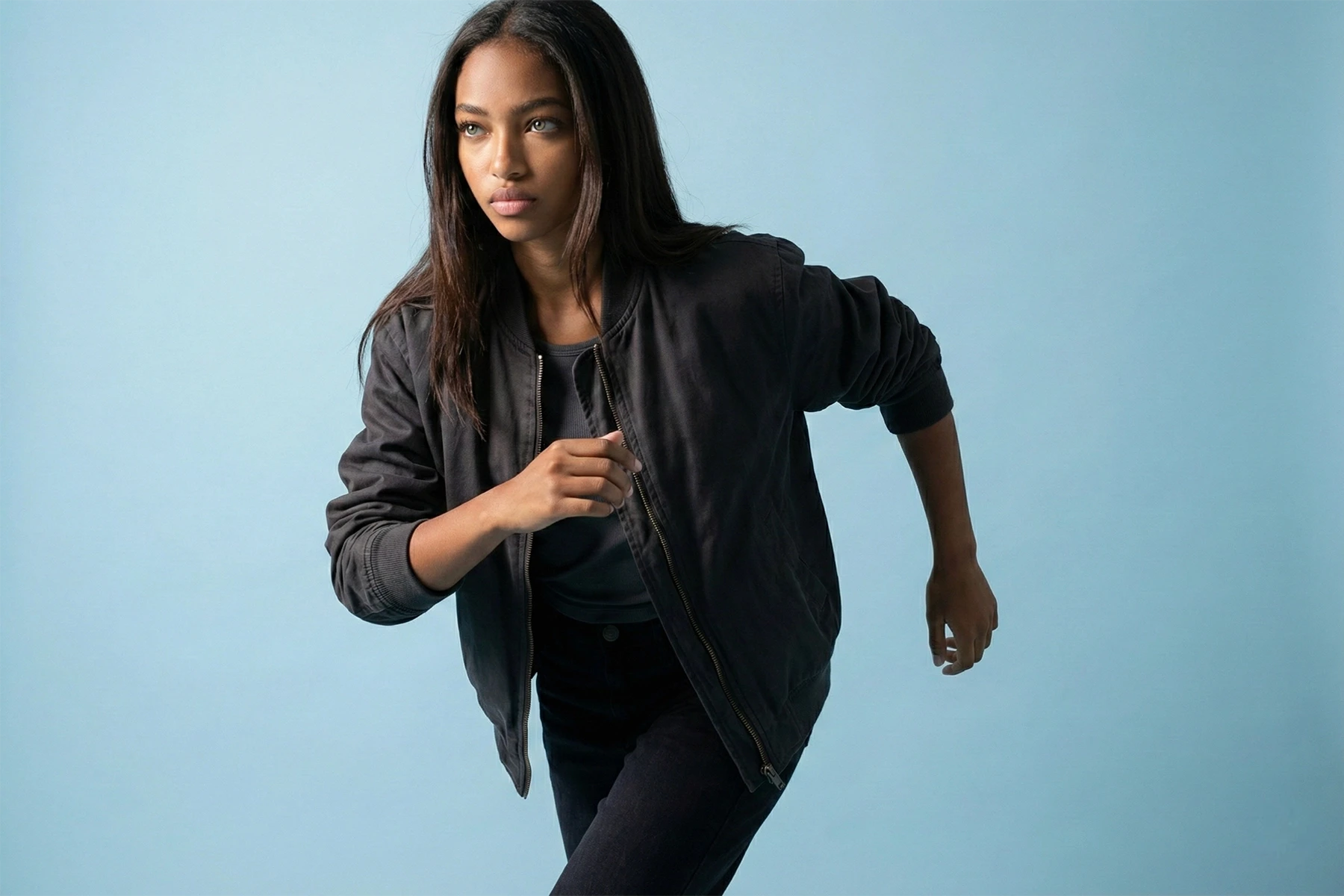 Symbolbild für Framer-Websites: Eine Frau in schneller Bewegung steht für High-Speed-Design, kurze Ladezeiten und interaktive Websites mit Framer.