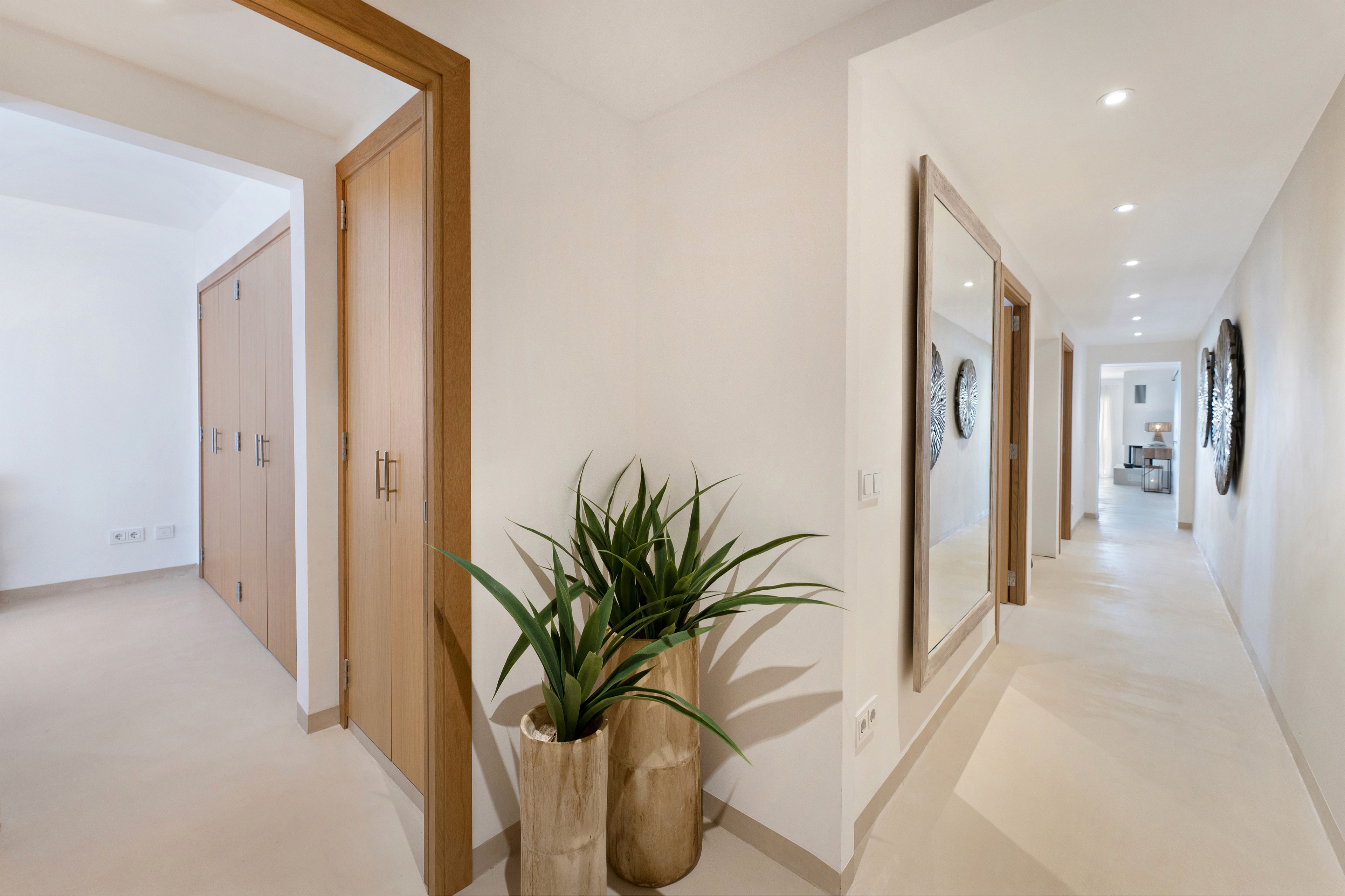 Flur im Beachhouse in Ses Covetes gestaltet von Home Styling Mallorca mit klarer Linienführung und natürlichen Materialien
