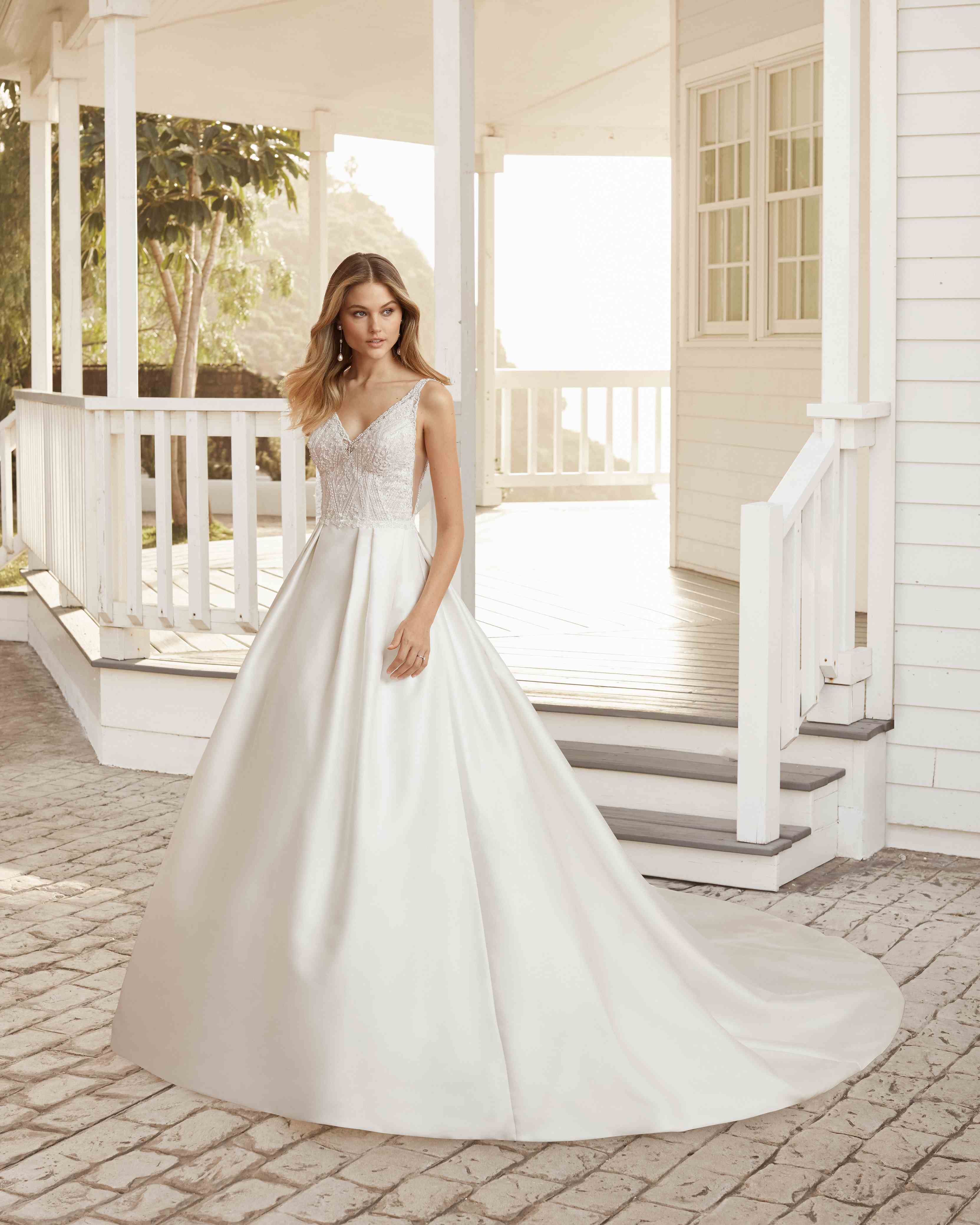 Brautkleid aus Satin mit Spitzenoberteil