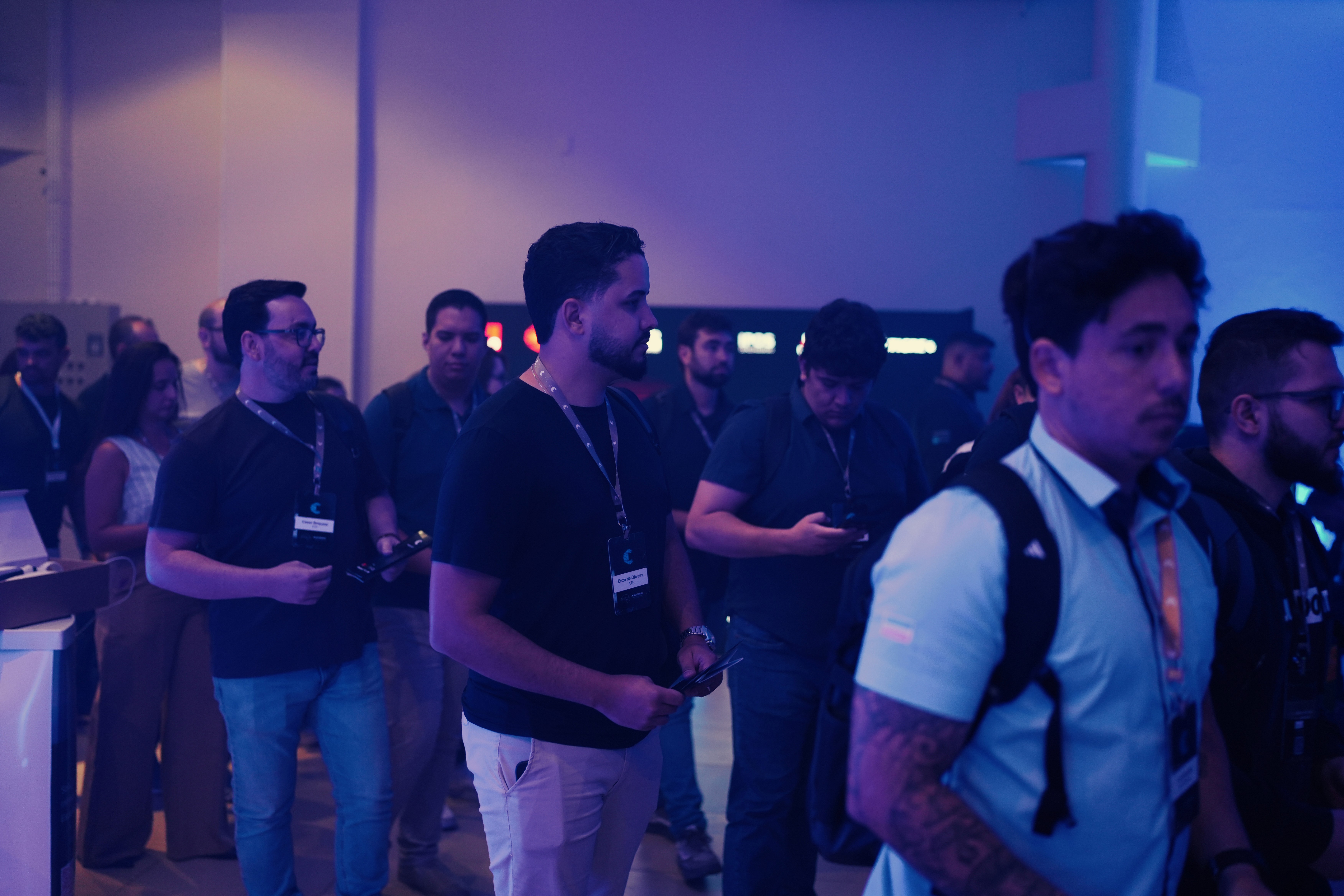 Imagem de pessoas caminhando pelo evento IPM