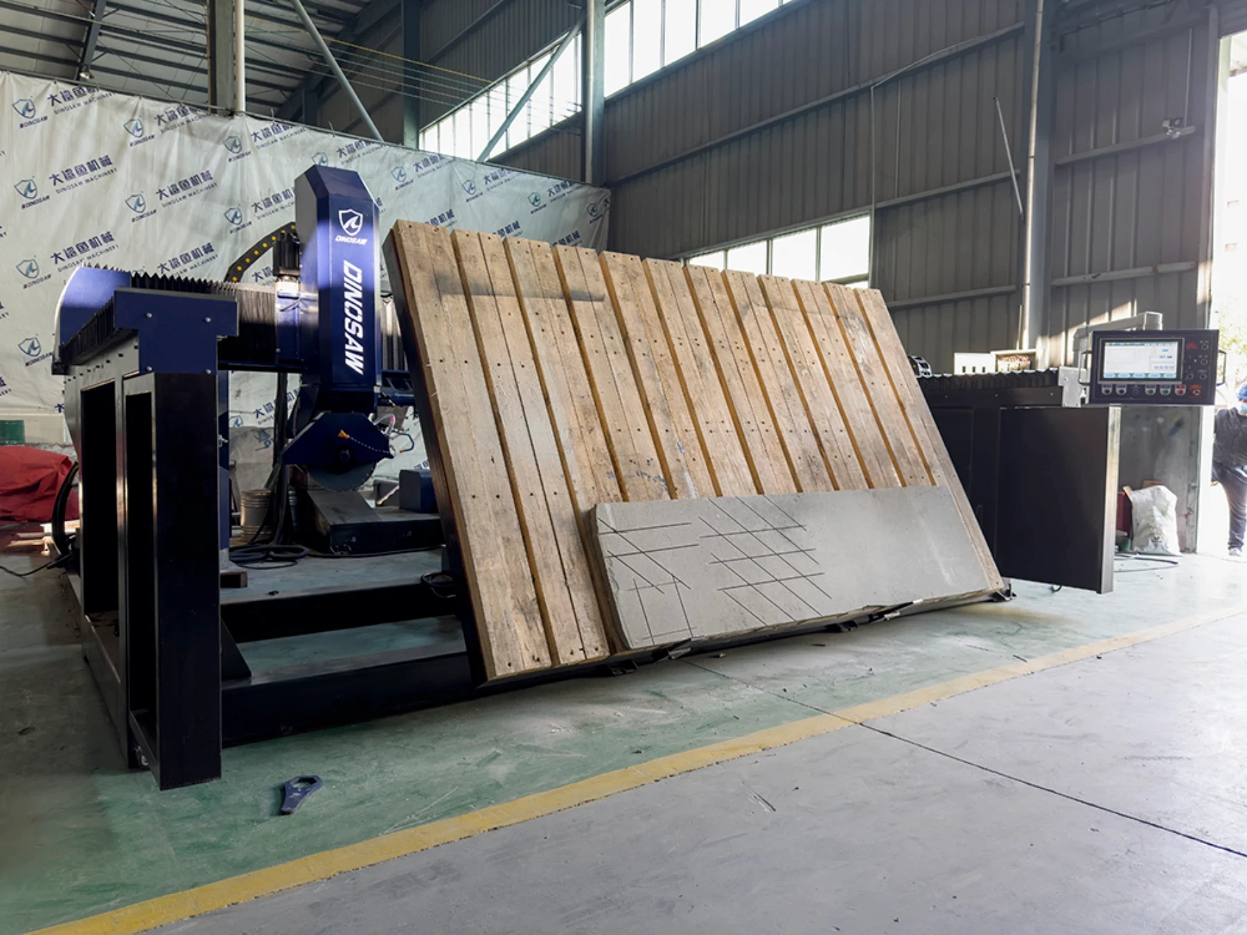 Reversible workbench of stone machine