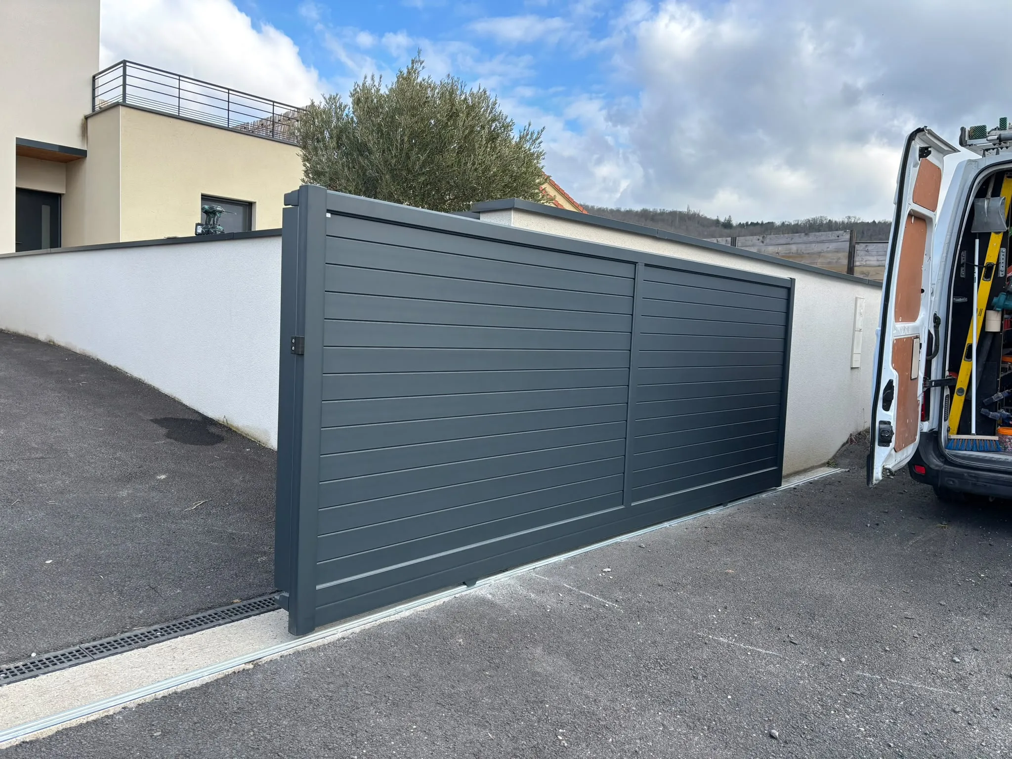 Vantail de portail gris ouvert — AFermetures