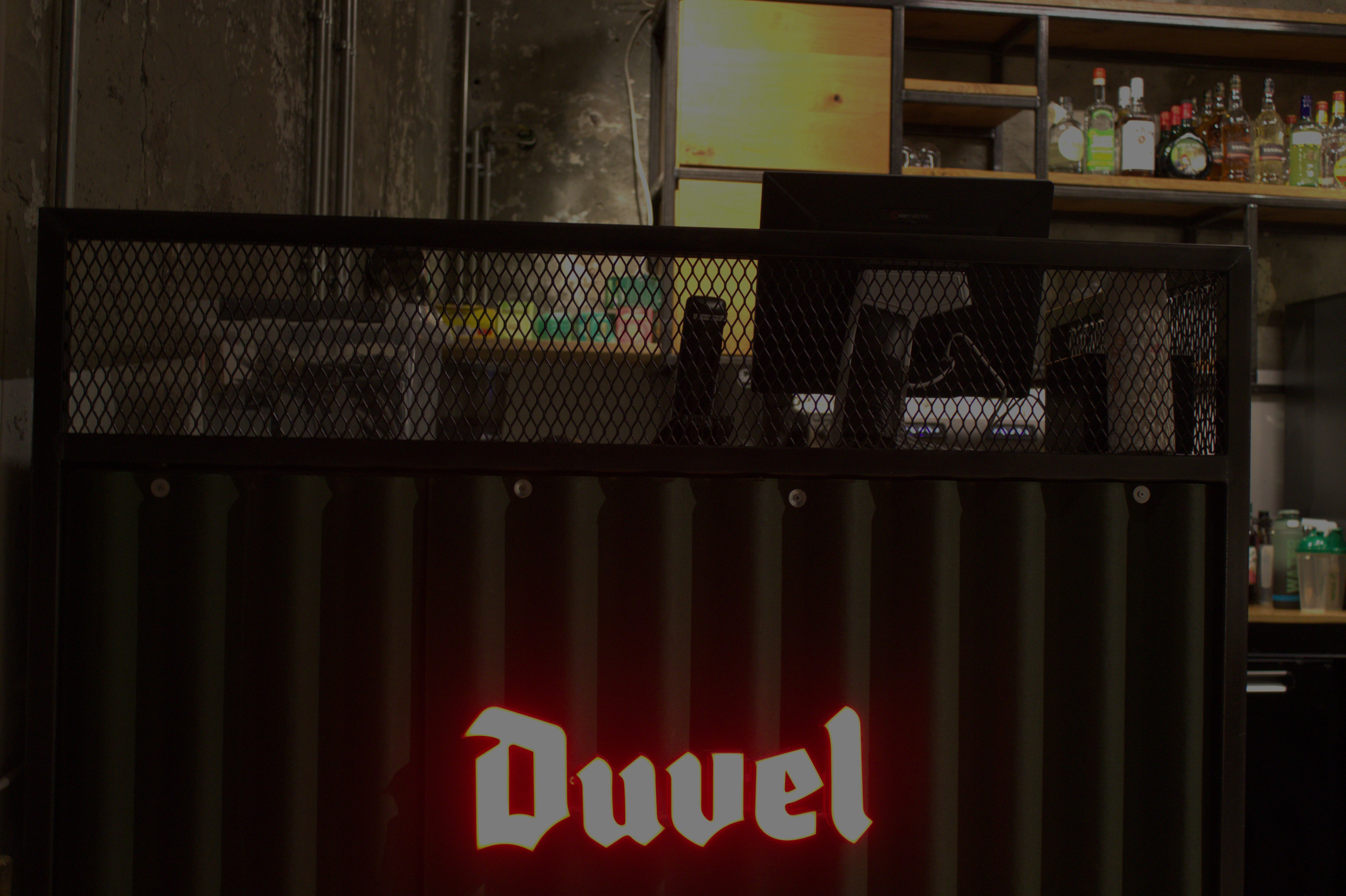 Sfeervol onthaal van Fortcafé De Batterie, bezoekers welkom in Fort Liezele