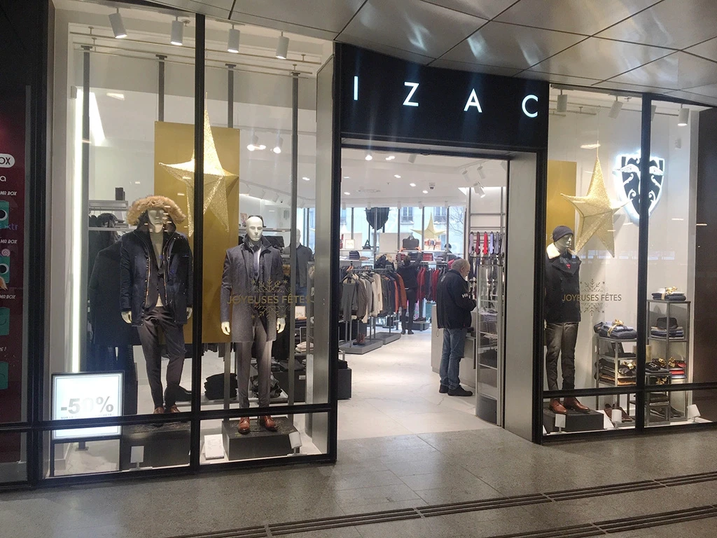 Devanture magasin izac dans un centre commercial